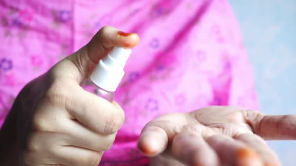 Primer plano de las mujeres jóvenes mano usando mano desinfectante spray. — Vídeo de stock