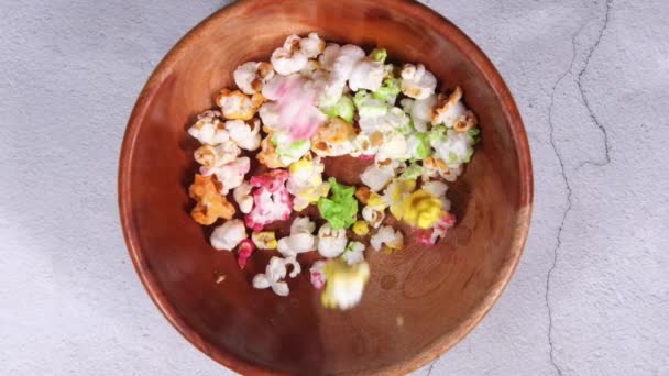 Menjatuhkan popcorn dalam mangkuk di meja kayu — Stok Video