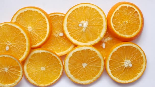 Zbliżenie plasterka pomarańczowego owocu na drewnianym tle — Wideo stockowe