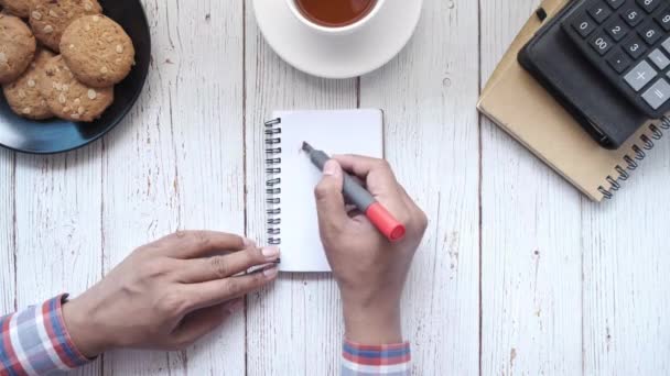 Vista de ángulo alto del signo de interrogación de dibujo a mano sobre papel en escritorio de oficina — Vídeos de Stock