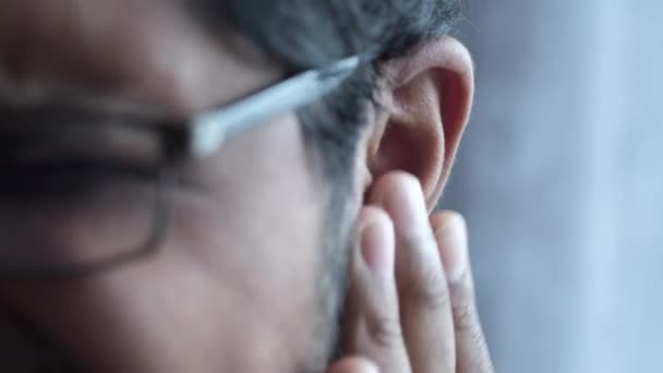 Młody człowiek odczuwający ból ucha dotykający jego bolesnego ucha , — Wideo stockowe