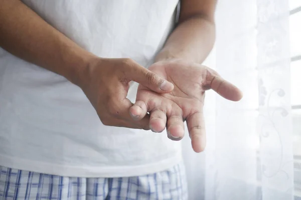 Mann erleidet Schmerzen in Handinnenfläche — Stockfoto