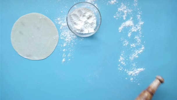 Mani pasta da forno con mattarello sul tavolo, vista dall'alto — Video Stock