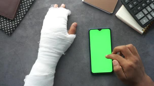 붕대를 감고 스마트폰을 사용하여 다친 고통 스러운 손 — 비디오