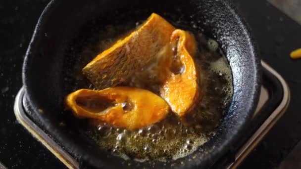 Κοντινό πλάνο του σπιτικού ινδικού ψαριού κάρυ. — Αρχείο Βίντεο