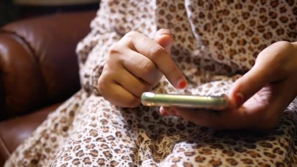 Zblízka ženy ruka drží chytrý telefon — Stock video