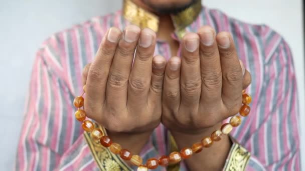 Muslimischer Mann hält während des Ramadans Hand in Hand Gebetsgesten, Nahaufnahme — Stockvideo