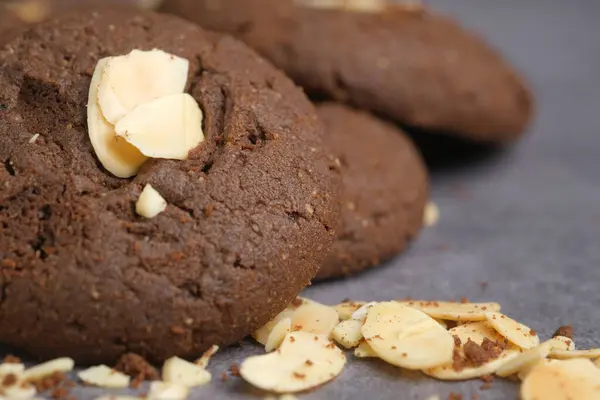 Galletas de chocolate de almendras sobre mesa de madera — Foto de Stock