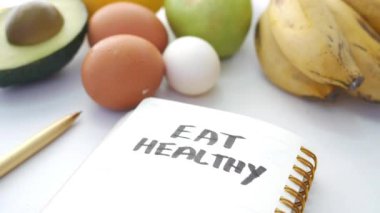 Badem fıstıklı diyet planı, dambıllar, masada muz. .