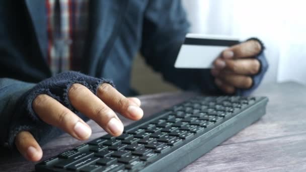 Hacker stehlen Daten von Kreditkarte — Stockvideo