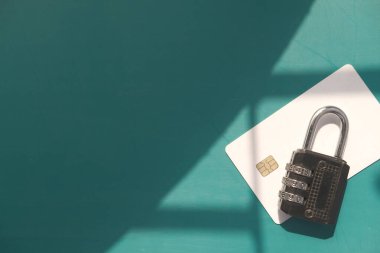 Kredi kartındaki asma kilit, İnternet veri gizlilik bilgisi güvenlik kavramı
