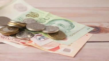 dhaka bangladeş 24 Mayıs 2021 Singapur doları ve madeni paralar masanın üzerinde 