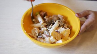 Kafe masasında taze sebze tabağı yemek.,