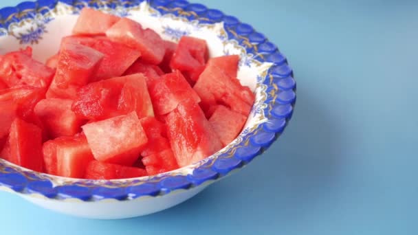Närbild av skiva vattenmelon på vit bakgrund . — Stockvideo