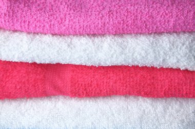 Masadaki duş havlusunu kapat..