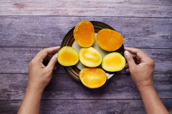 Žluté zralé mango v misce shora dolů — Stock fotografie