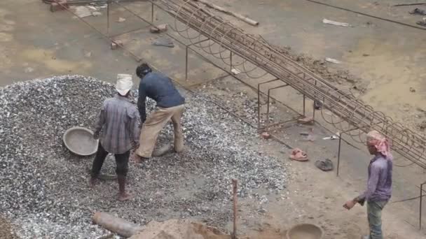 Dhaka bangladesh 16th june 2021. Азійські будівельники на будівельному майданчику. — стокове відео