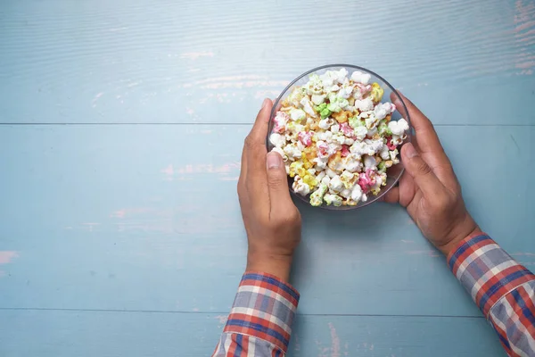 Ung man äter popcorn ovanifrån — Stockfoto