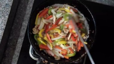 Tavada taze sebze pişirmek, üst manzara. 