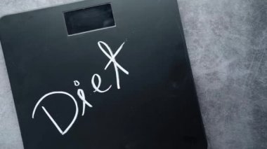 Ağırlık ölçeğinde diyet metni ahşap masa, üst görünüm 
