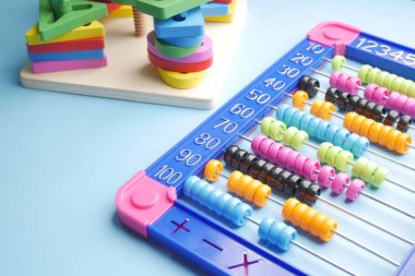  Masadaki matematik öğrenme oyuncağını saymak 