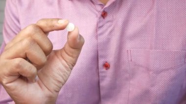 İnsan eli hapları fotokopi alanı ile yakın çekim 