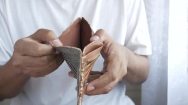 Bir adam boş bir cüzdanı fotokopi alanı ile açar.