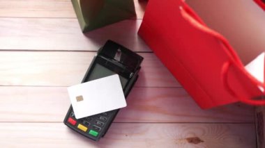 genç bir adamın kredi kartıyla ödeme yapması konsepti.