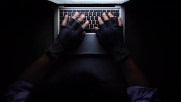 Mano hacker rubare i dati dal computer portatile dall'alto verso il basso — Video Stock