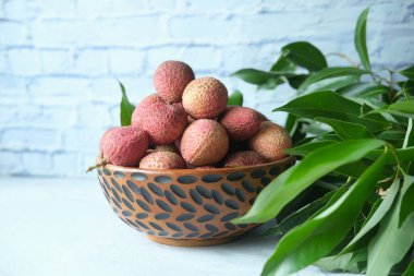  Tahta arka planda bir kasede Lychee 