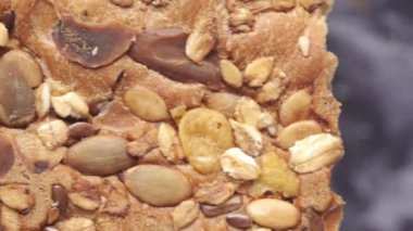 Masadaki tahıllı ekmeğin detaylı çekimi. 