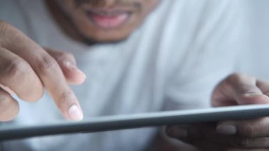 Dijital tablet kullanan genç adam kapat 