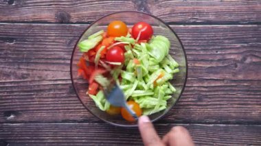 Taze sebze kasesi masada.,