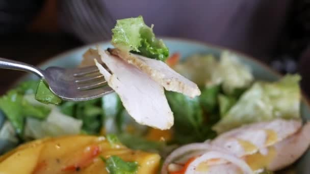 Plátek kuřete s mangovou salsou v míse — Stock video