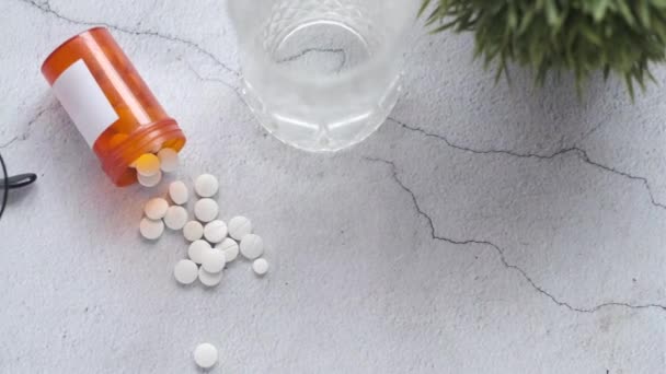 Witte kleur medische pillen morsen op tafel — Stockvideo