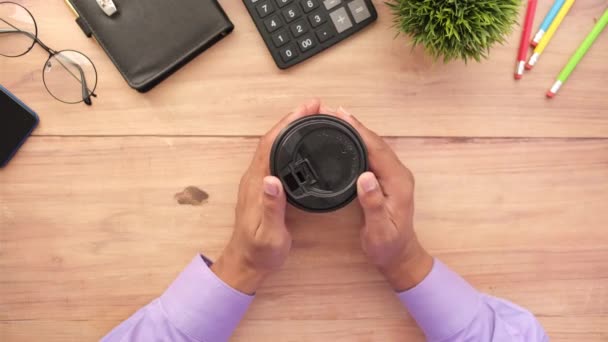 Vue grand angle de mans main tenant tasse de café sur le bureau — Video