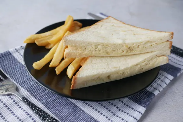 Vaječný sendvič a hranolky na talíři zblízka — Stock fotografie