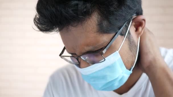 En sjuk man med skyddsmask i ansiktet när han sitter — Stockvideo