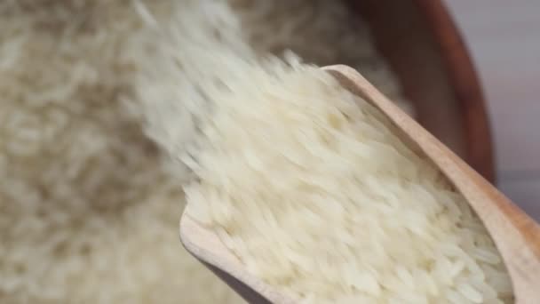 Langkorrelige bruine rijst in een schaal op witte achtergrond — Stockvideo