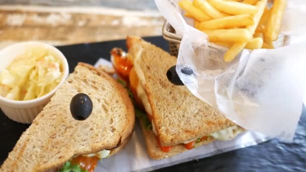 Сэндвич с яйцом и чипсы на тарелке — стоковое видео