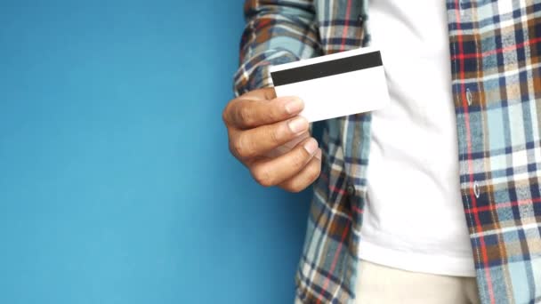 Homem de vestido casual mostrando cartão de crédito — Vídeo de Stock