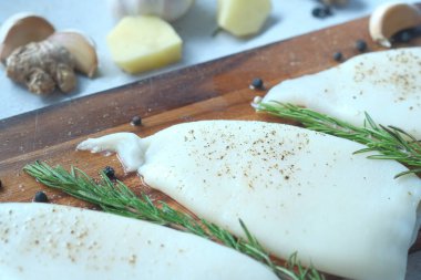 Yemek yapmaya hazırlanmak için doğrama tahtasındaki çiğ taze balık. ,