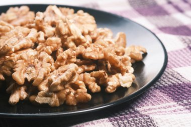 Masadaki tabakta ceviz, kapat..