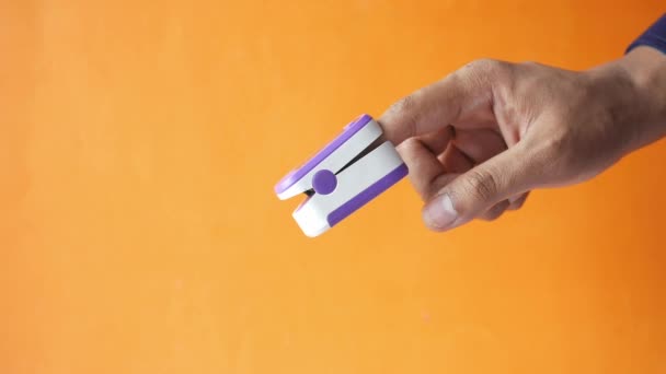 Nahaufnahme der Menschenhand mit Pulsoximeter — Stockvideo