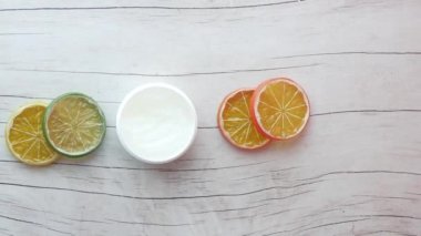 Bir kabın içindeki petrol jölesinin ve masanın üzerindeki limon diliminin üst görüntüsü. 