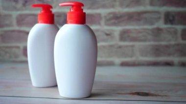 Masadaki konteynırda el yıkama sıvısı. 