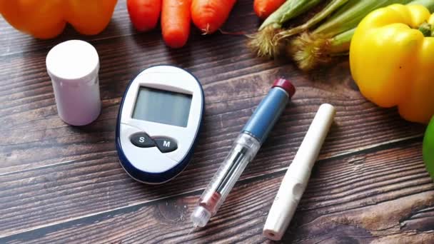 Verktyg för mätning av diabetes och färska grönsaker på bordet — Stockvideo