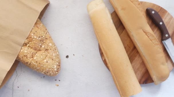 Κορυφαία άποψη ολόκληρου του ψωμιού σιτηρών που λαμβάνεται από μια χάρτινη σακούλα για ψώνια — Αρχείο Βίντεο