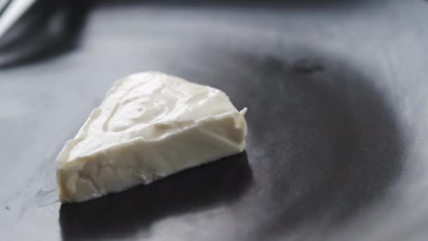 Κοντινό πλάνο του φρέσκου τυριού σε λευκό φόντο. — Αρχείο Βίντεο