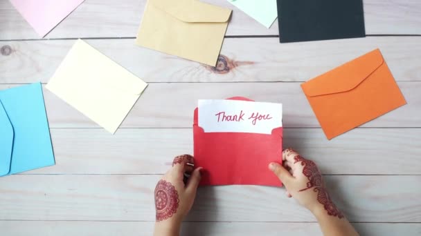 Bambino mano tenendo lettera di ringraziamento sul tavolo — Video Stock